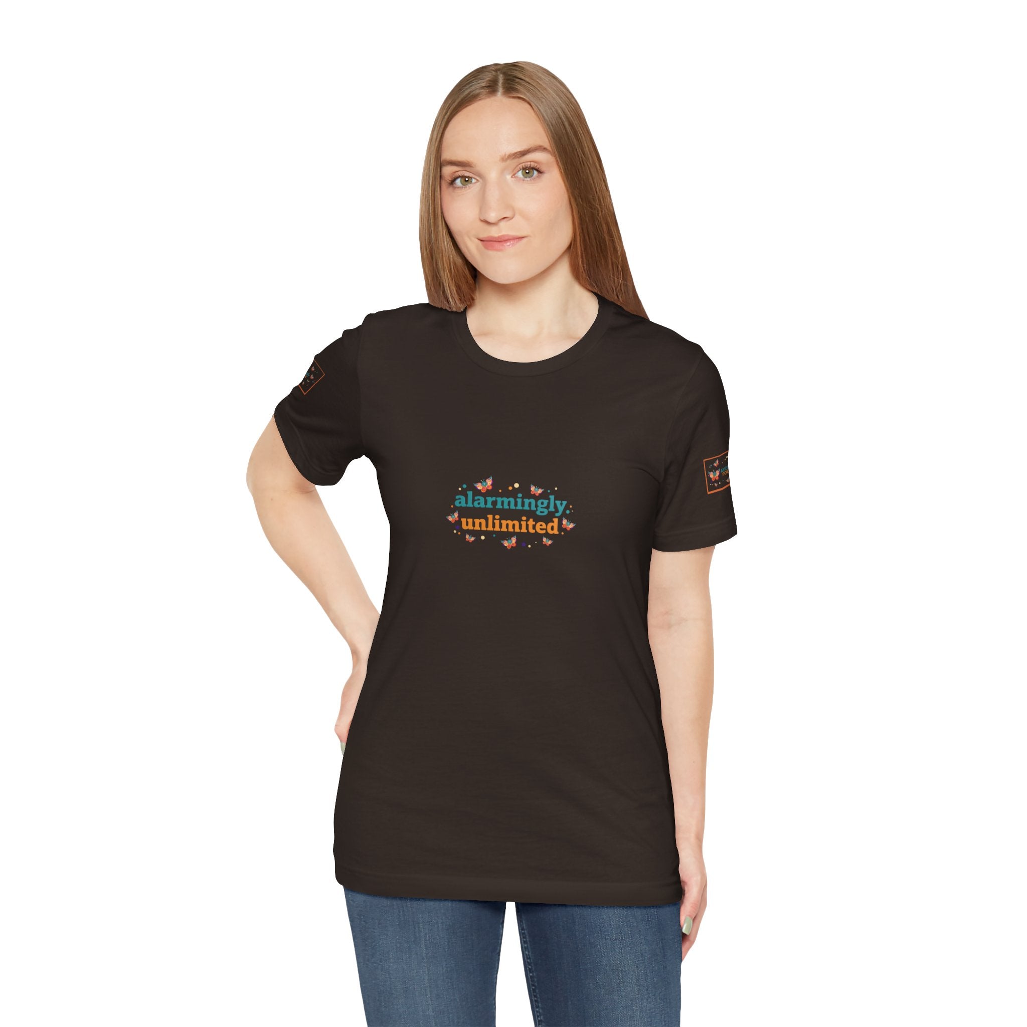 T-shirt Alarmingy Unlimited — Maglietta Grafica con Farfalla e Bruco Stravaganti