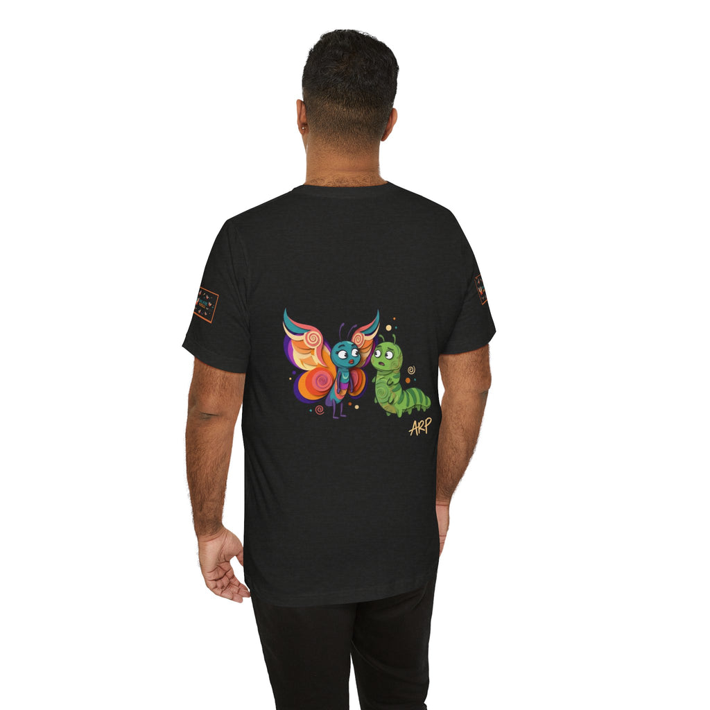 T-shirt Alarmingy Unlimited — Maglietta Grafica con Farfalla e Bruco Stravaganti