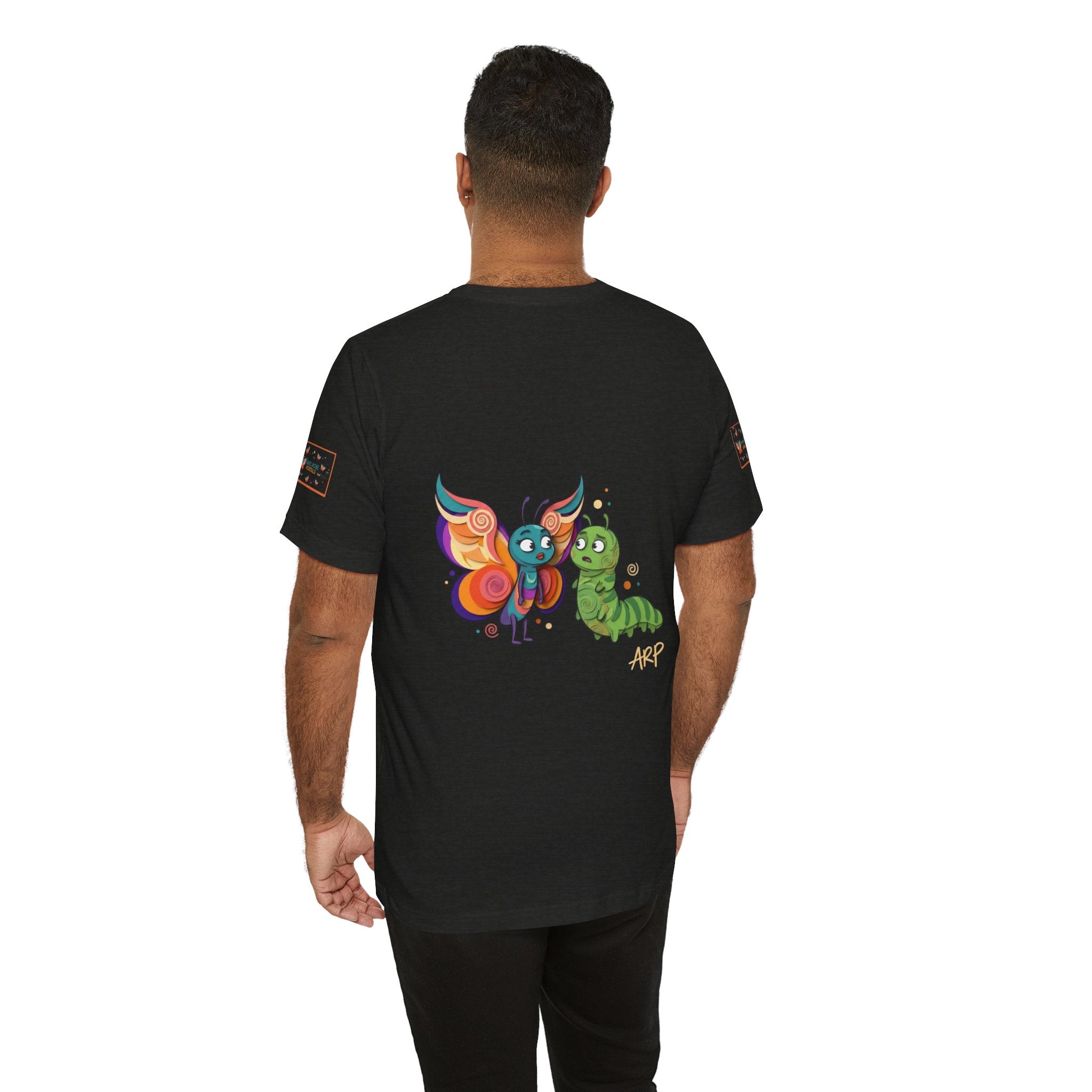T-shirt Alarmingy Unlimited — Maglietta Grafica con Farfalla e Bruco Stravaganti