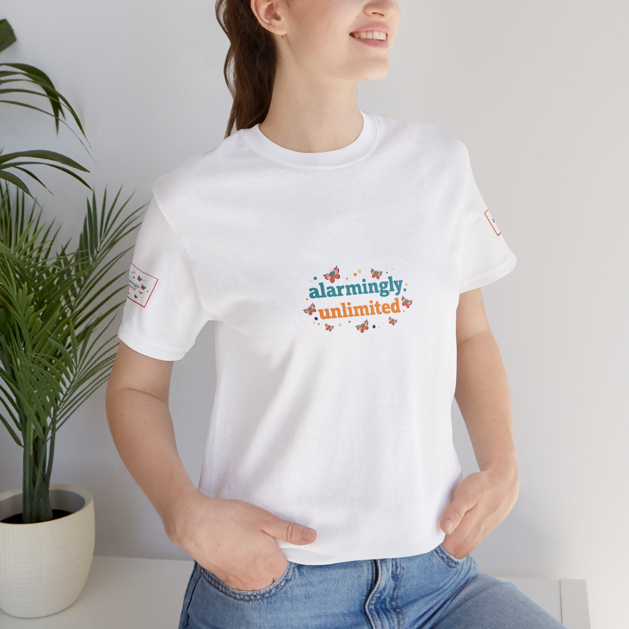 T-shirt Alarmingy Unlimited — Maglietta Grafica con Farfalla e Bruco Stravaganti