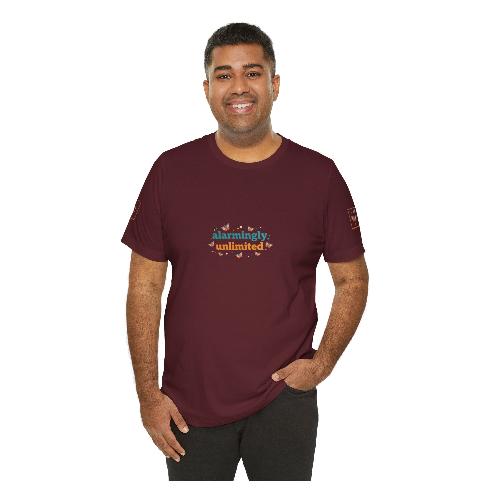 T-shirt Alarmingy Unlimited — Maglietta Grafica con Farfalla e Bruco Stravaganti