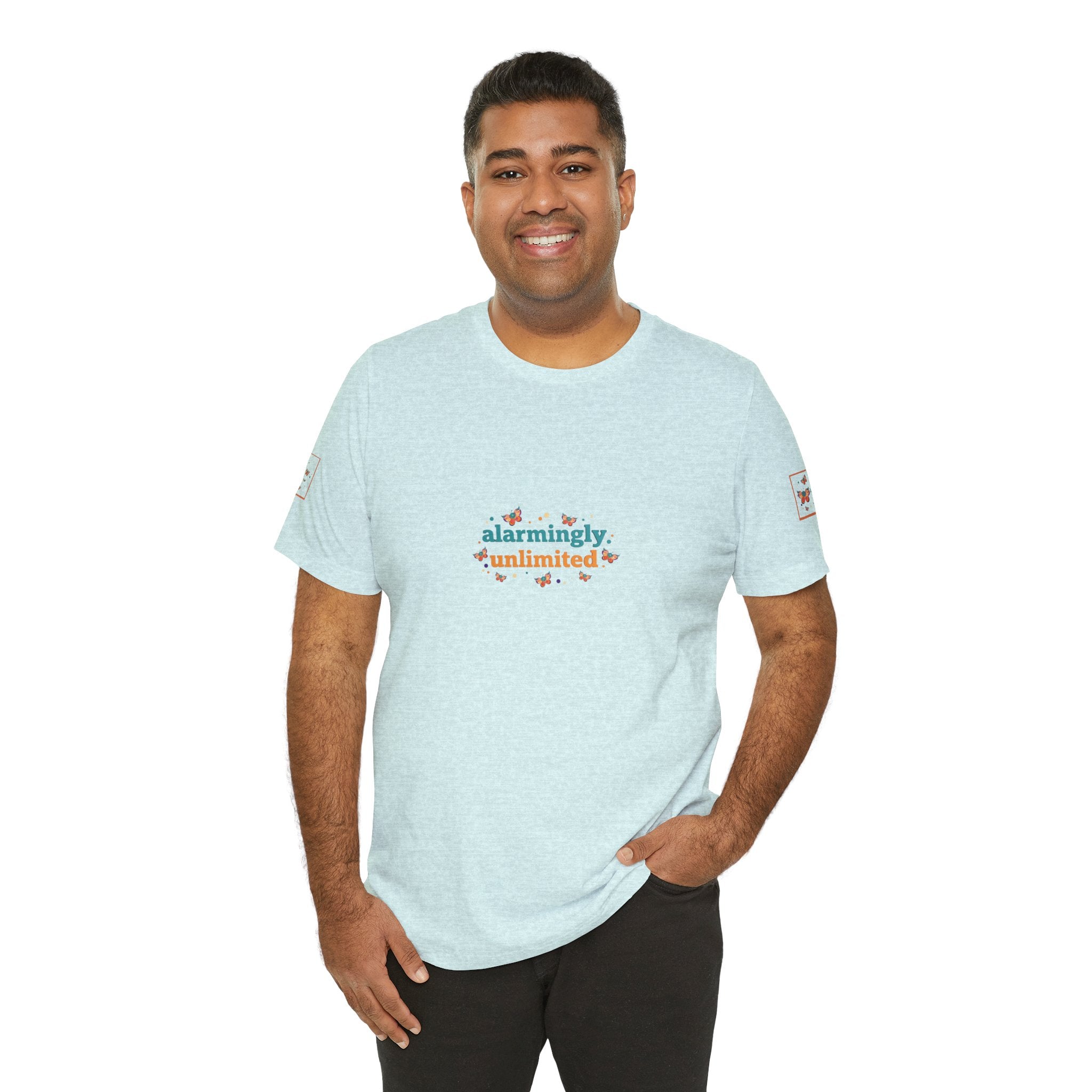 T-shirt Alarmingy Unlimited — Maglietta Grafica con Farfalla e Bruco Stravaganti