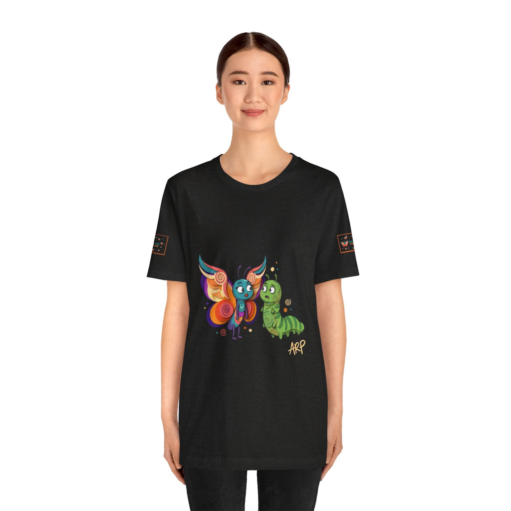 Allarmante T-Shirt Unlimited Tee Flip Variant — Maglietta Grafica Stravagante Farfalla e Bruco
