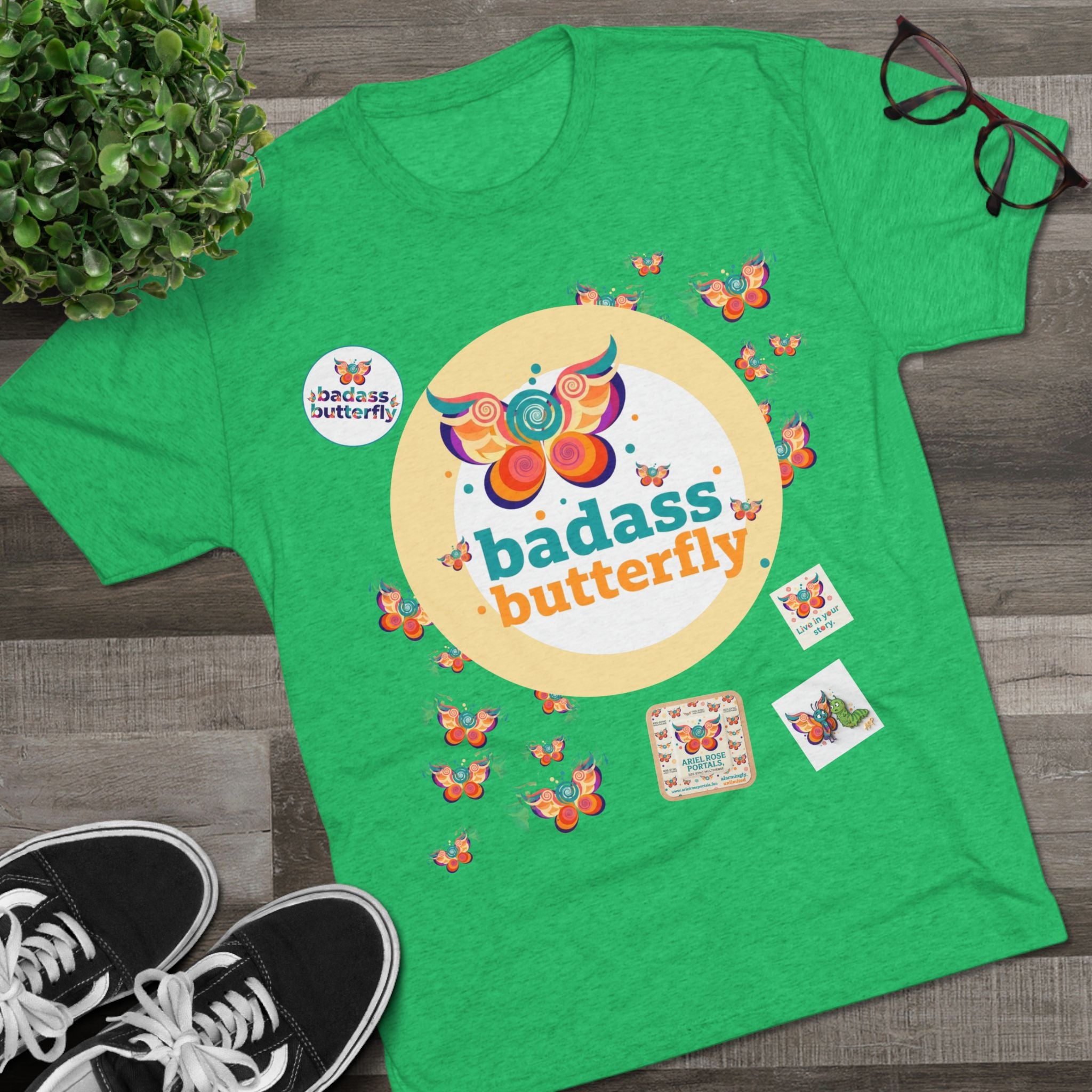 T-shirt "Badass Butterfly Vintage TriBlend Sticker" — Maglietta colorata con grafica "Empowerment"