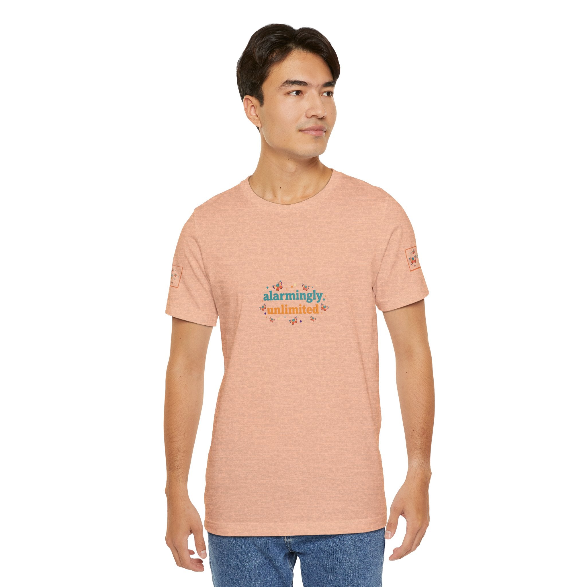 T-shirt Alarmingy Unlimited — Maglietta Grafica con Farfalla e Bruco Stravaganti