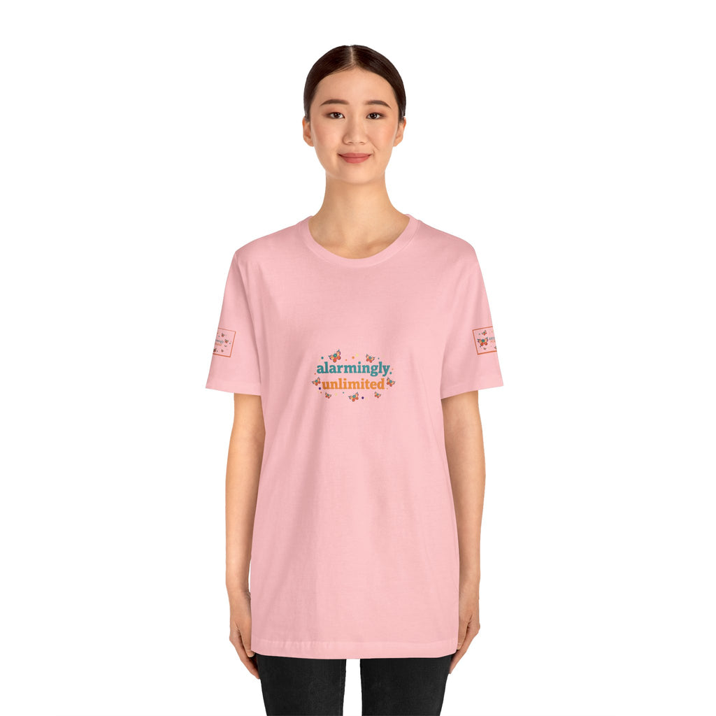 T-shirt Alarmingy Unlimited — Maglietta Grafica con Farfalla e Bruco Stravaganti