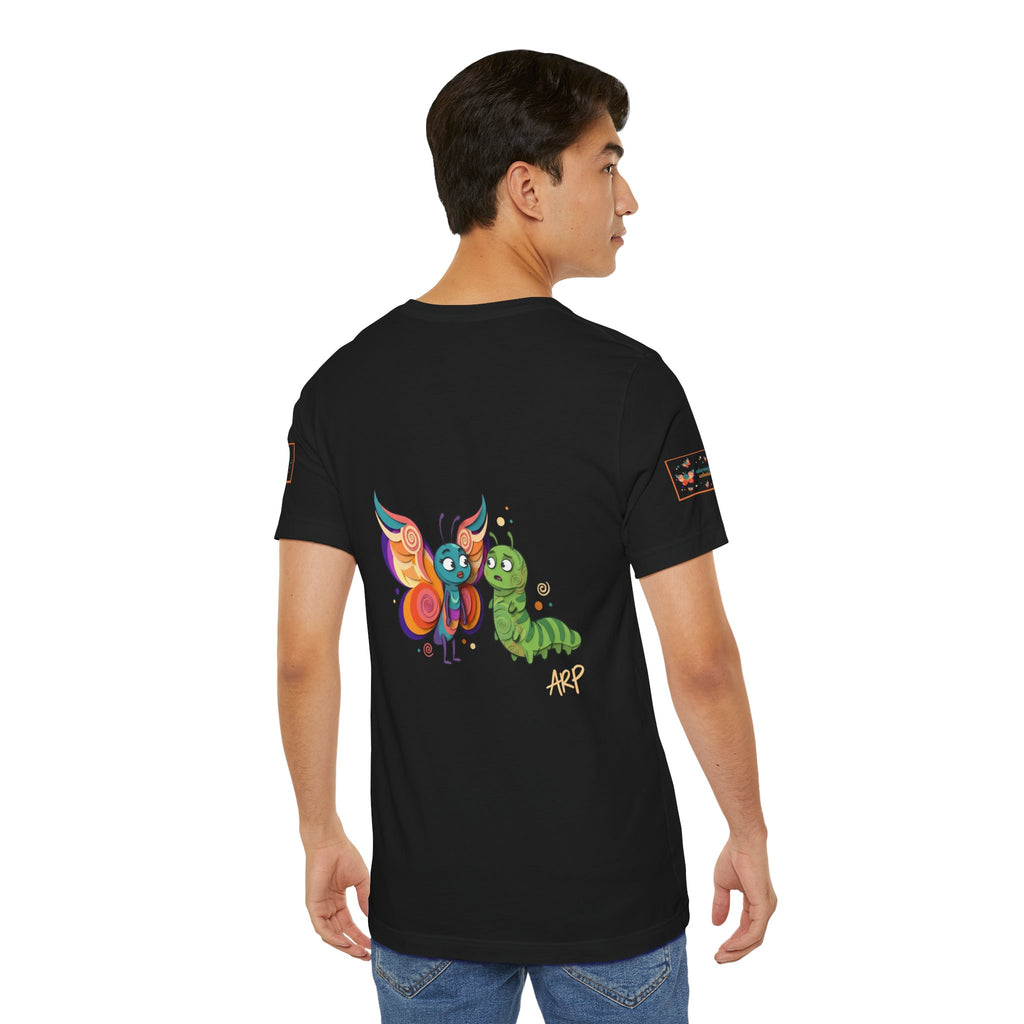 T-shirt Alarmingy Unlimited — Maglietta Grafica con Farfalla e Bruco Stravaganti