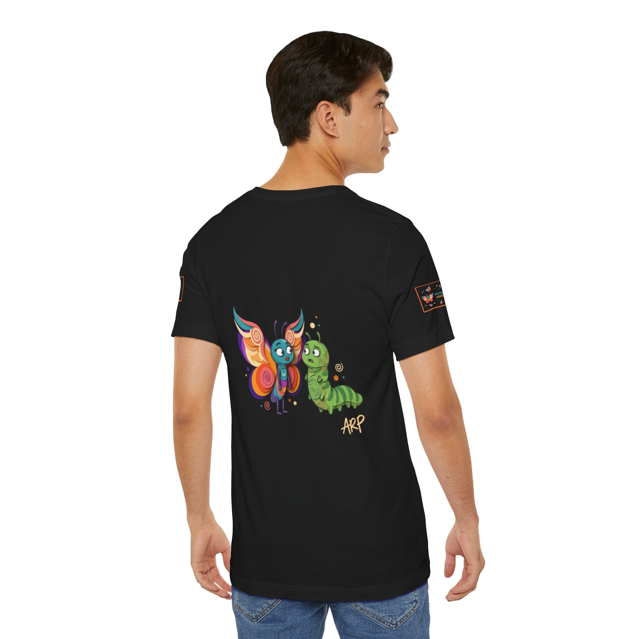 T-shirt Alarmingy Unlimited — Maglietta Grafica con Farfalla e Bruco Stravaganti