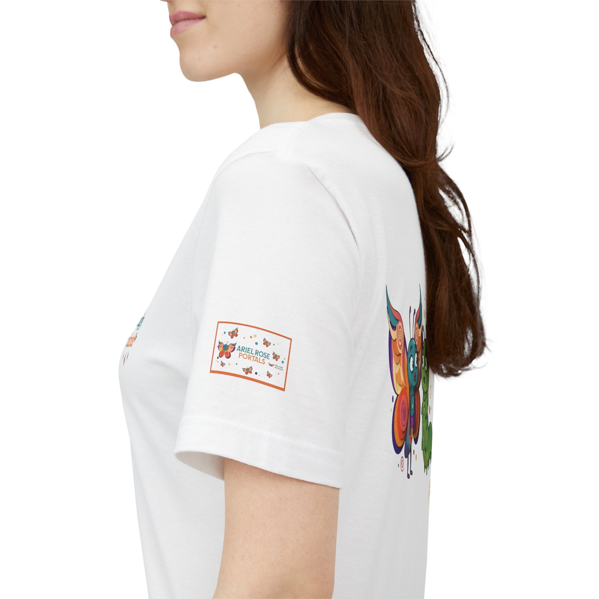T-shirt Alarmingy Unlimited — Maglietta Grafica con Farfalla e Bruco Stravaganti