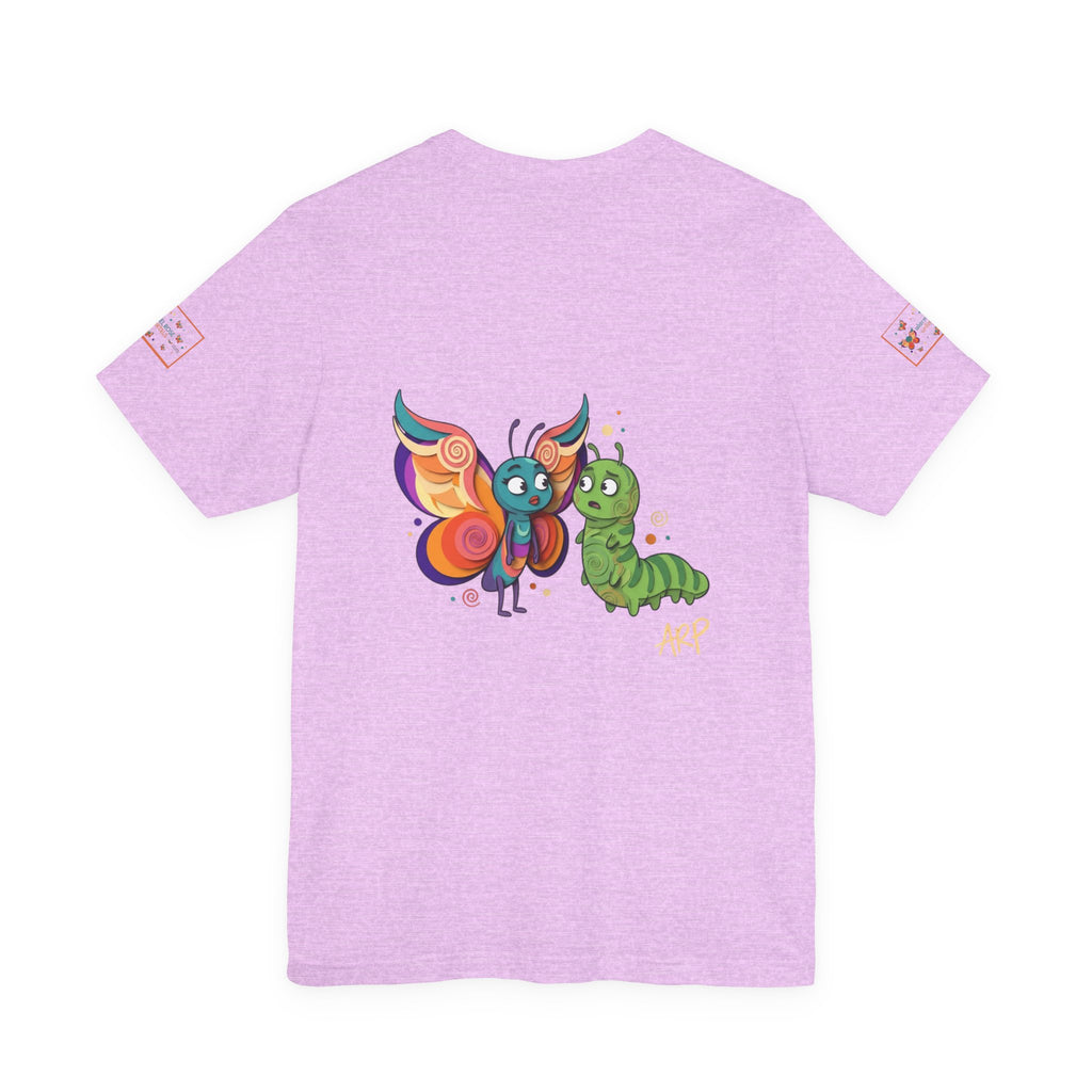 T-shirt Alarmingy Unlimited — Maglietta Grafica con Farfalla e Bruco Stravaganti