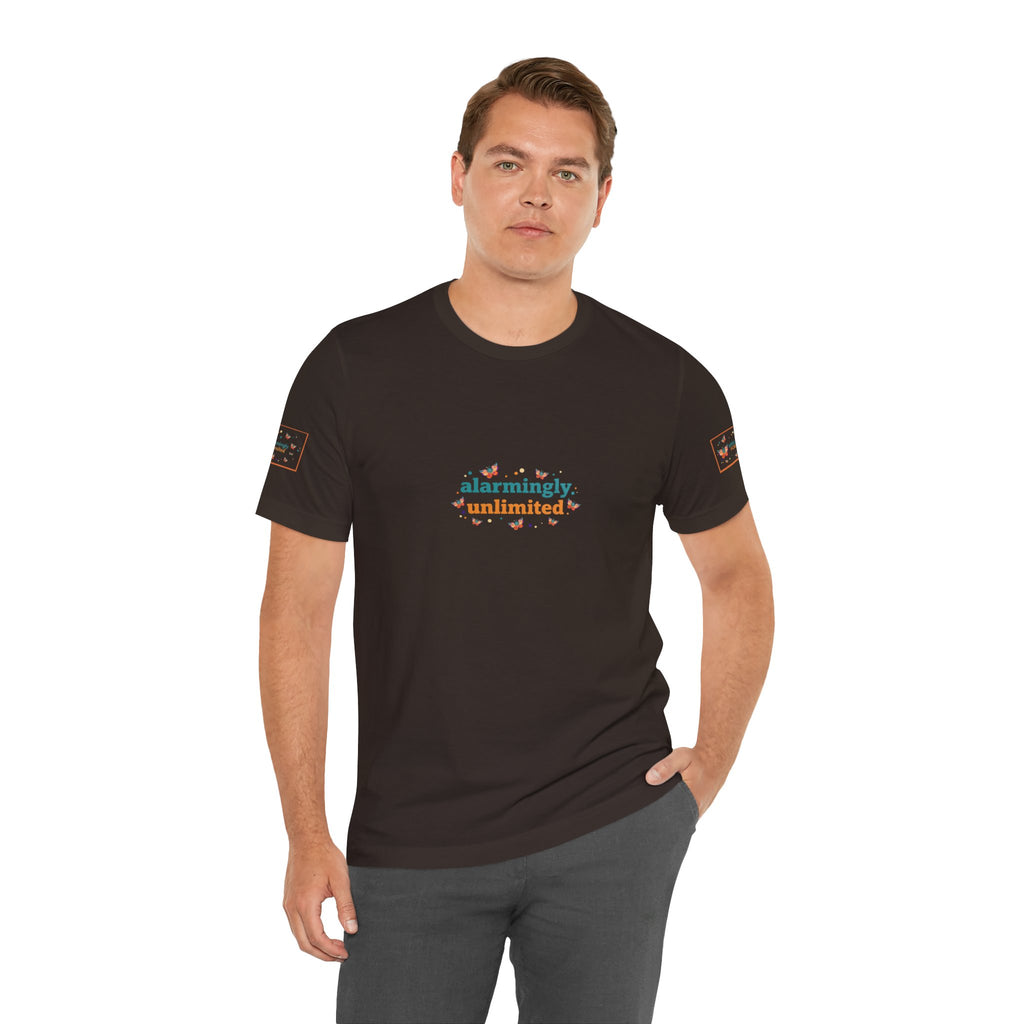 T-shirt Alarmingy Unlimited — Maglietta Grafica con Farfalla e Bruco Stravaganti