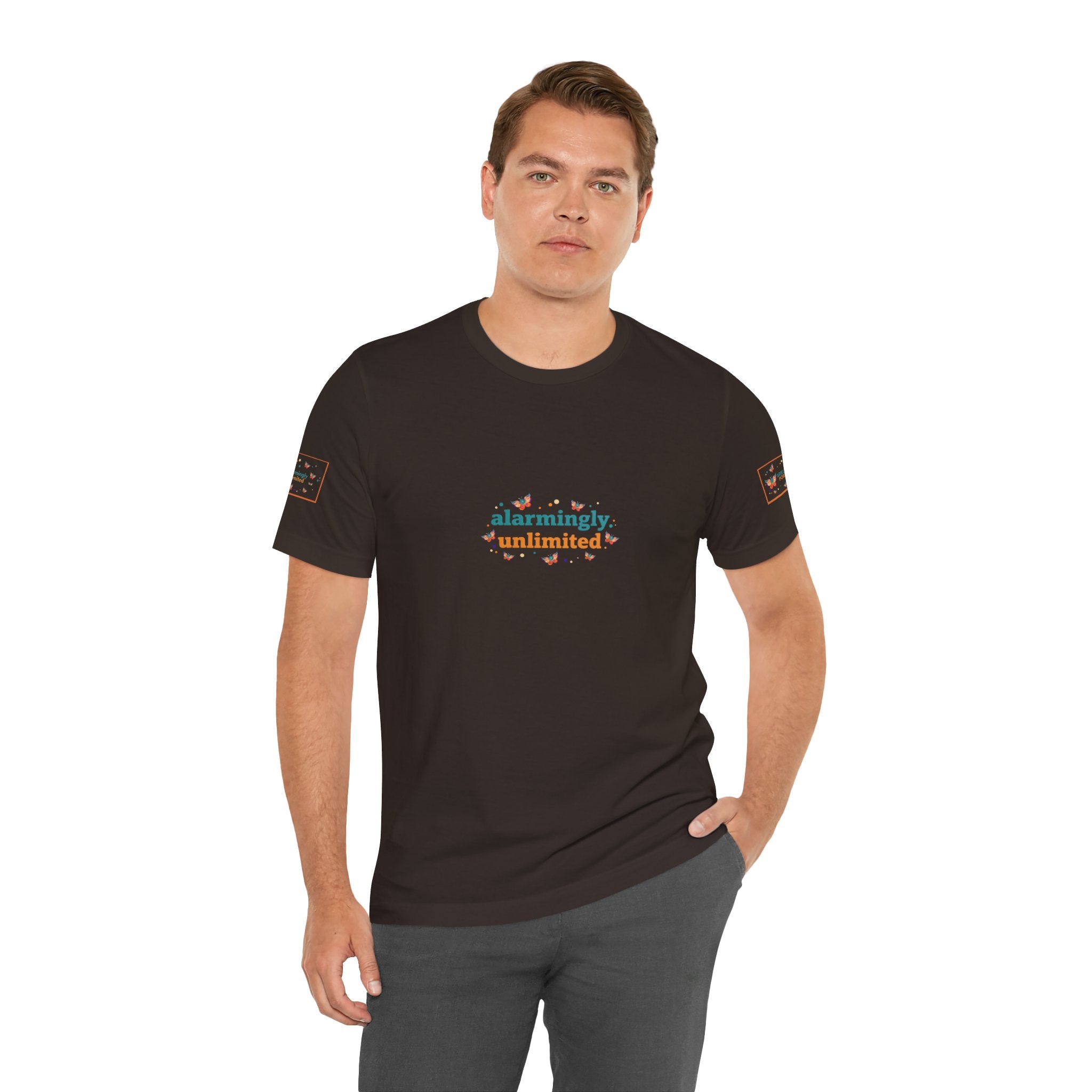 T-shirt Alarmingy Unlimited — Maglietta Grafica con Farfalla e Bruco Stravaganti