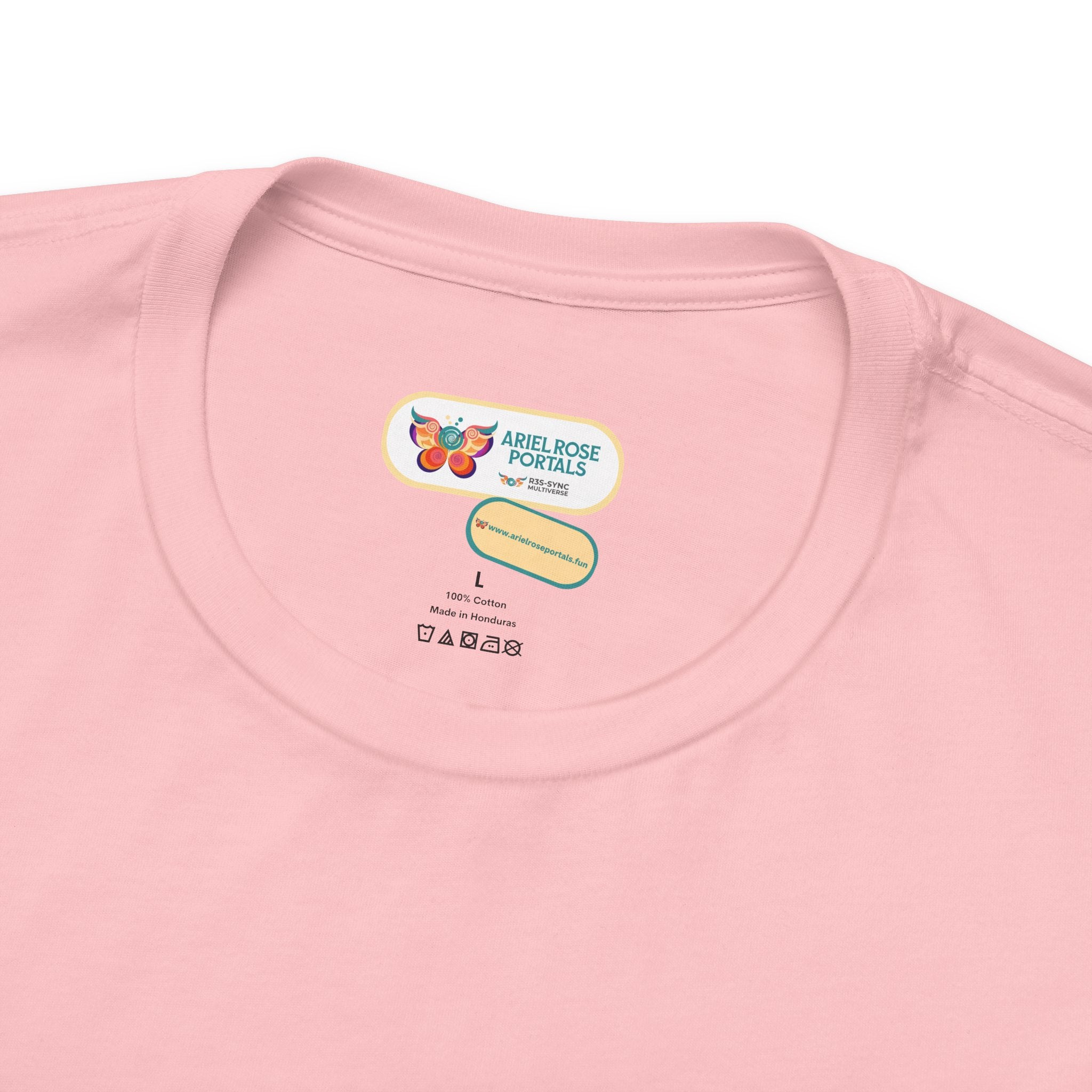 T-shirt Alarmingy Unlimited — Maglietta Grafica con Farfalla e Bruco Stravaganti