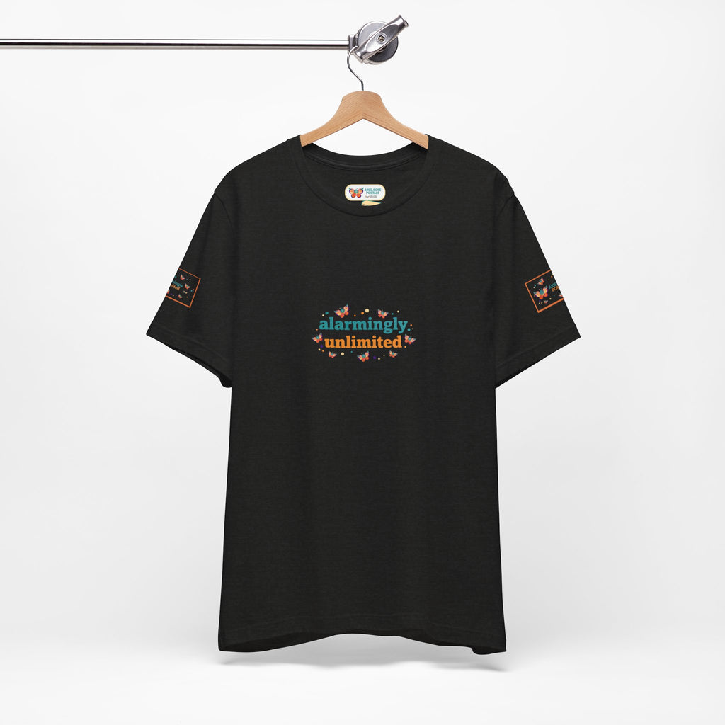 T-shirt Alarmingy Unlimited — Maglietta Grafica con Farfalla e Bruco Stravaganti