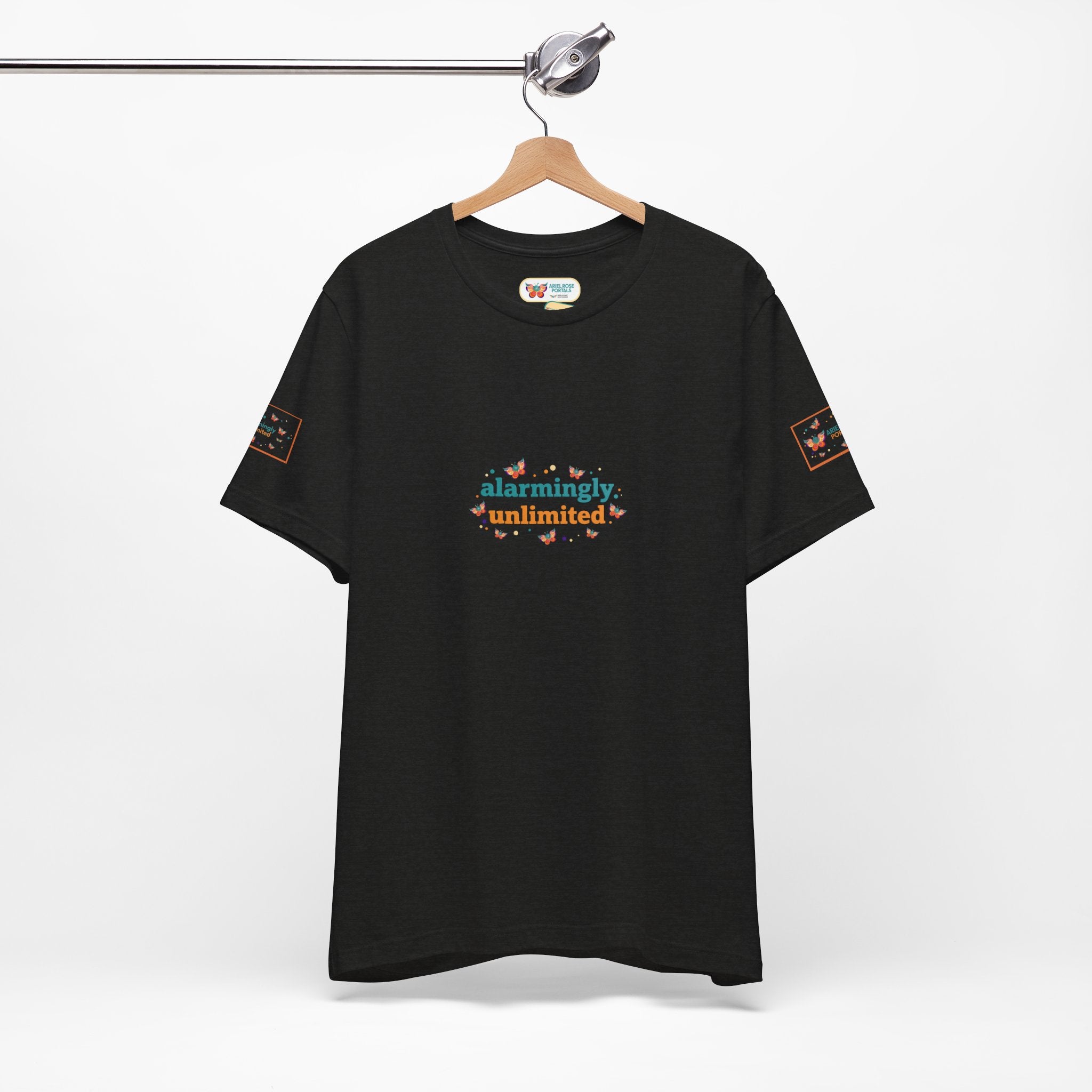 T-shirt Alarmingy Unlimited — Maglietta Grafica con Farfalla e Bruco Stravaganti