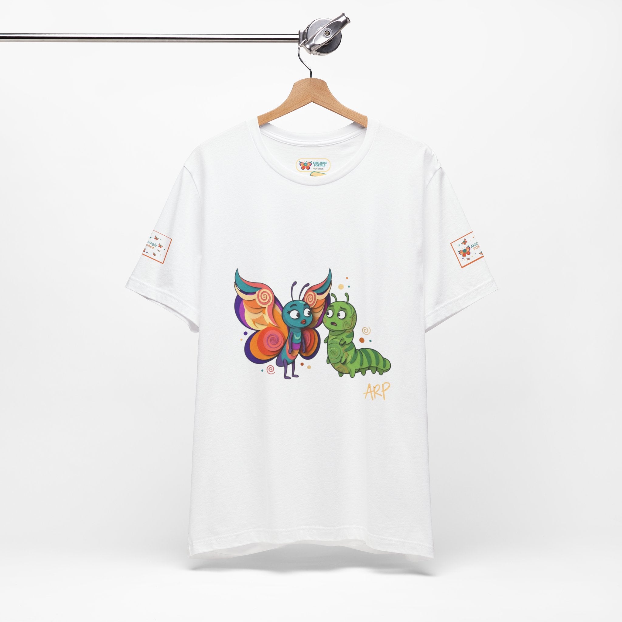 Allarmante T-Shirt Unlimited Tee Flip Variant — Maglietta Grafica Stravagante Farfalla e Bruco