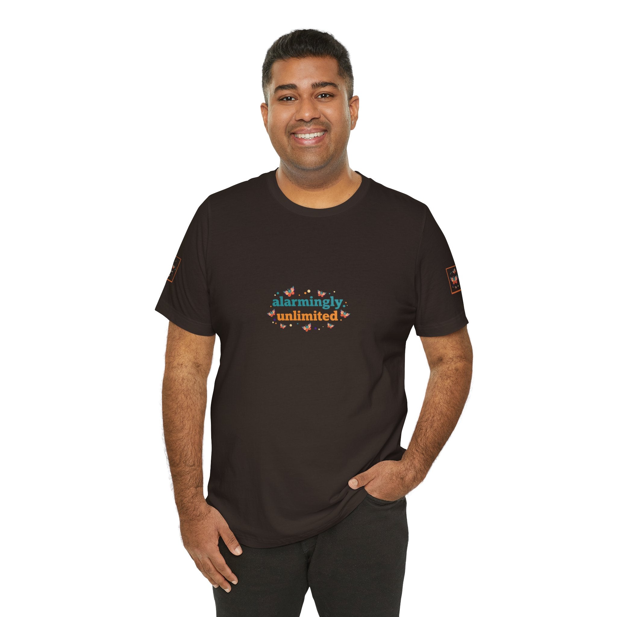T-shirt Alarmingy Unlimited — Maglietta Grafica con Farfalla e Bruco Stravaganti