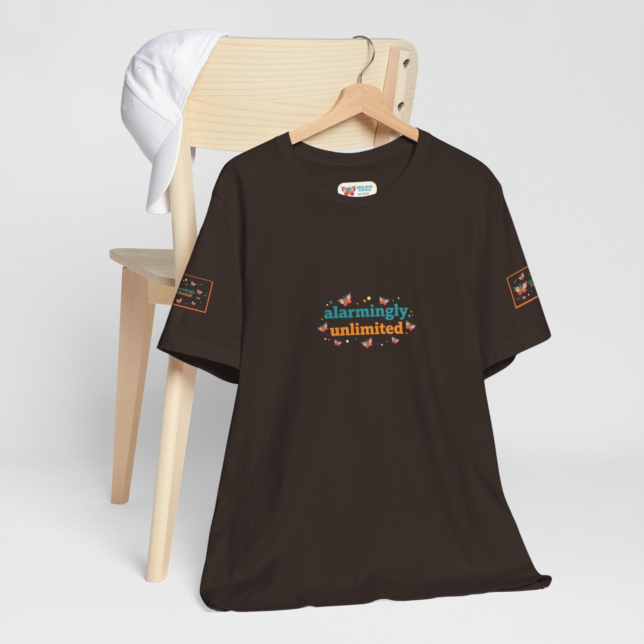 T-shirt Alarmingy Unlimited — Maglietta Grafica con Farfalla e Bruco Stravaganti