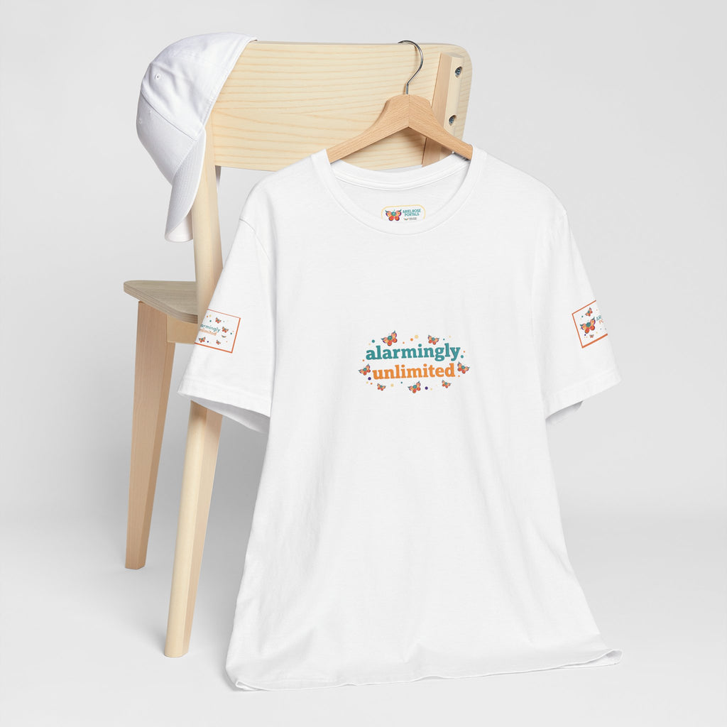 T-shirt Alarmingy Unlimited — Maglietta Grafica con Farfalla e Bruco Stravaganti