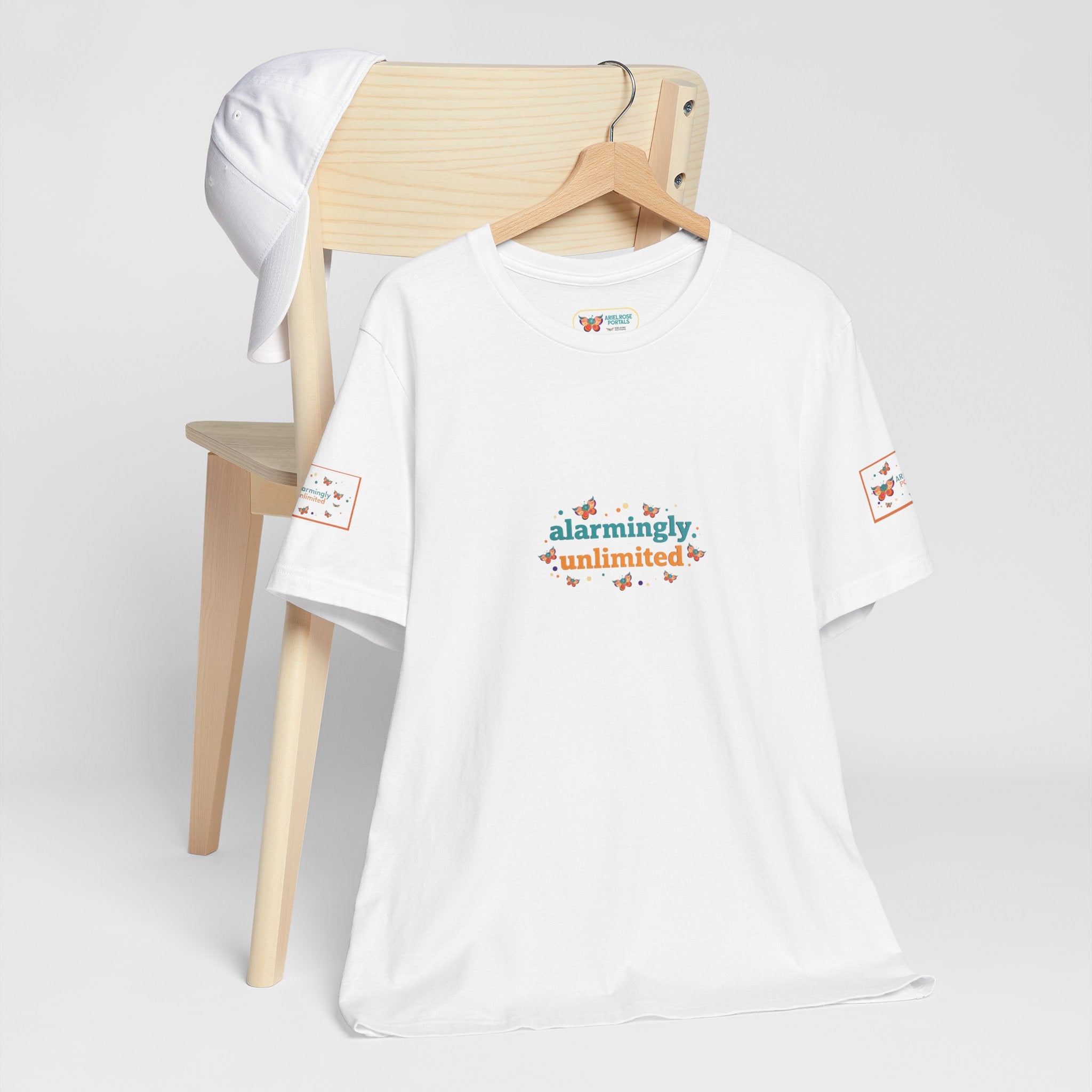 T-shirt Alarmingy Unlimited — Maglietta Grafica con Farfalla e Bruco Stravaganti