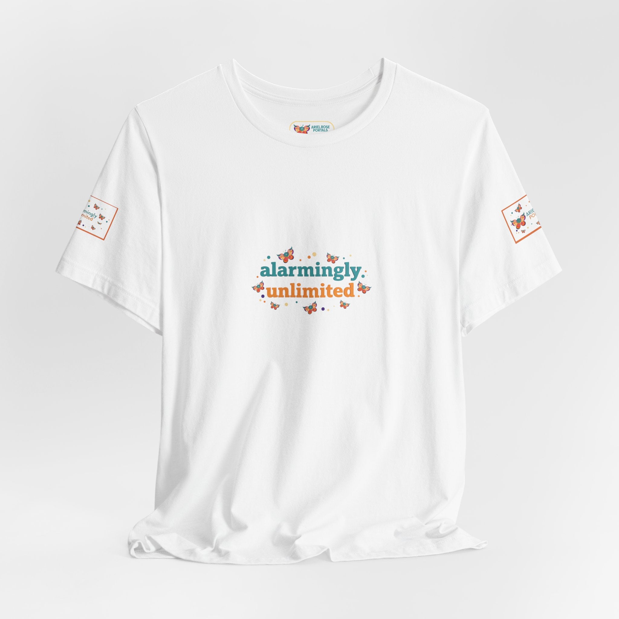 T-shirt Alarmingy Unlimited — Maglietta Grafica con Farfalla e Bruco Stravaganti