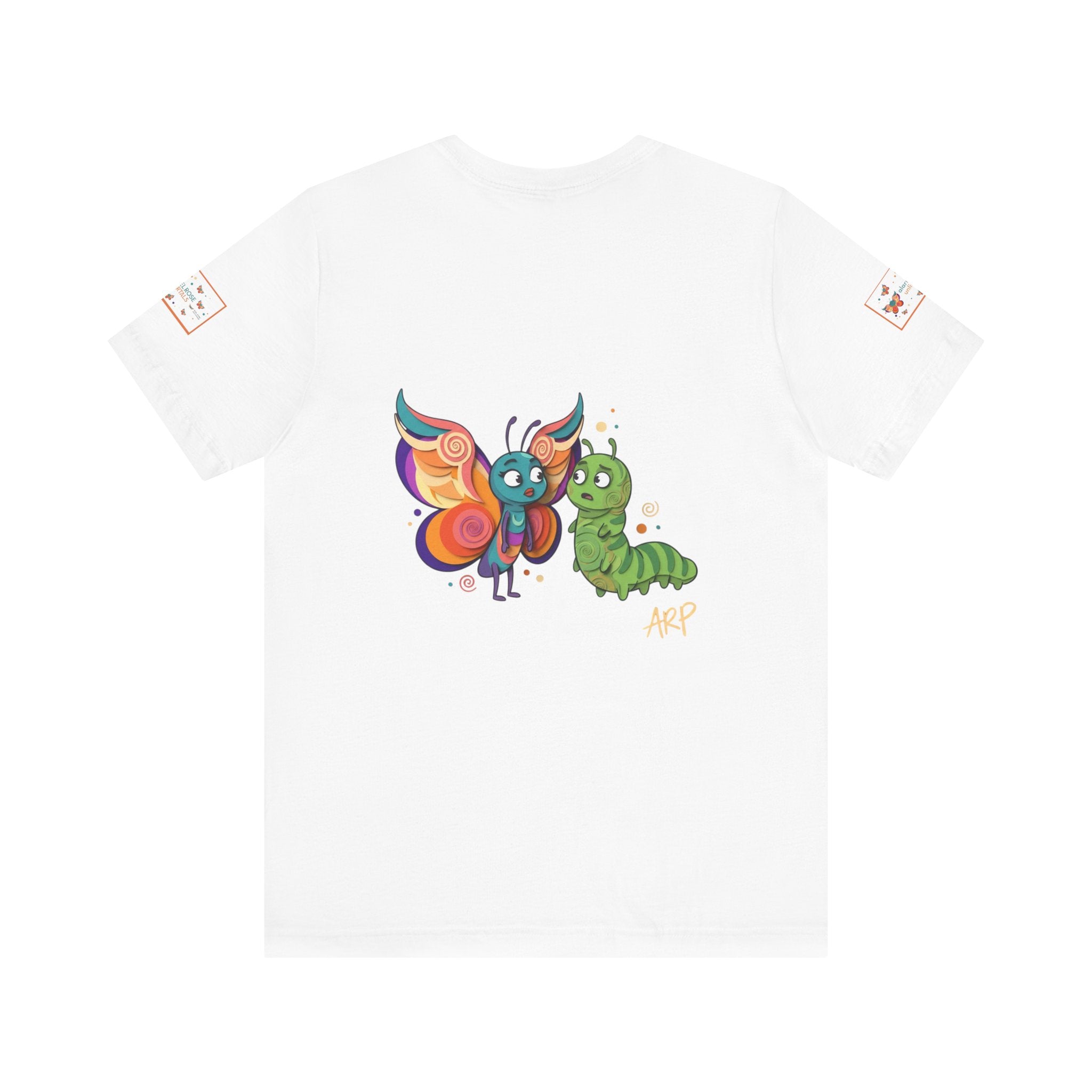 T-shirt Alarmingy Unlimited — Maglietta Grafica con Farfalla e Bruco Stravaganti