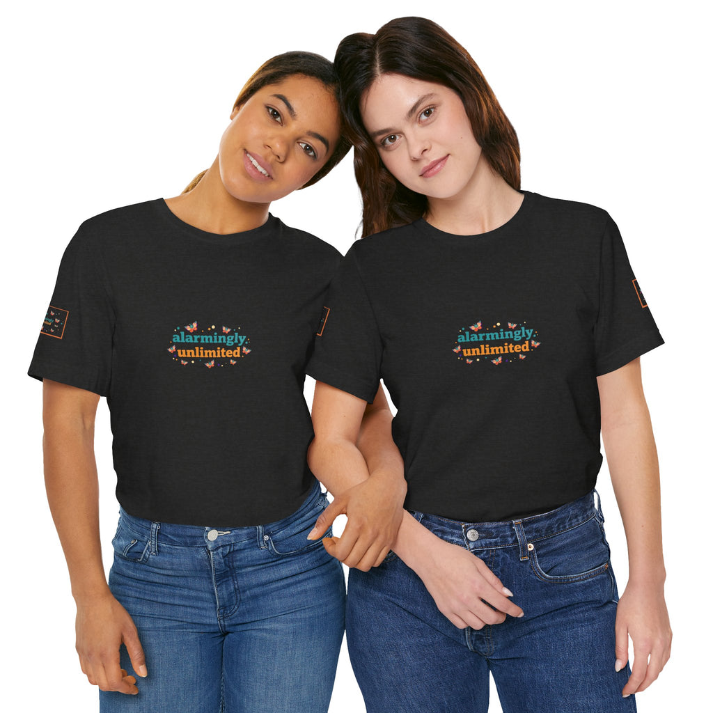 T-shirt Alarmingy Unlimited — Maglietta Grafica con Farfalla e Bruco Stravaganti