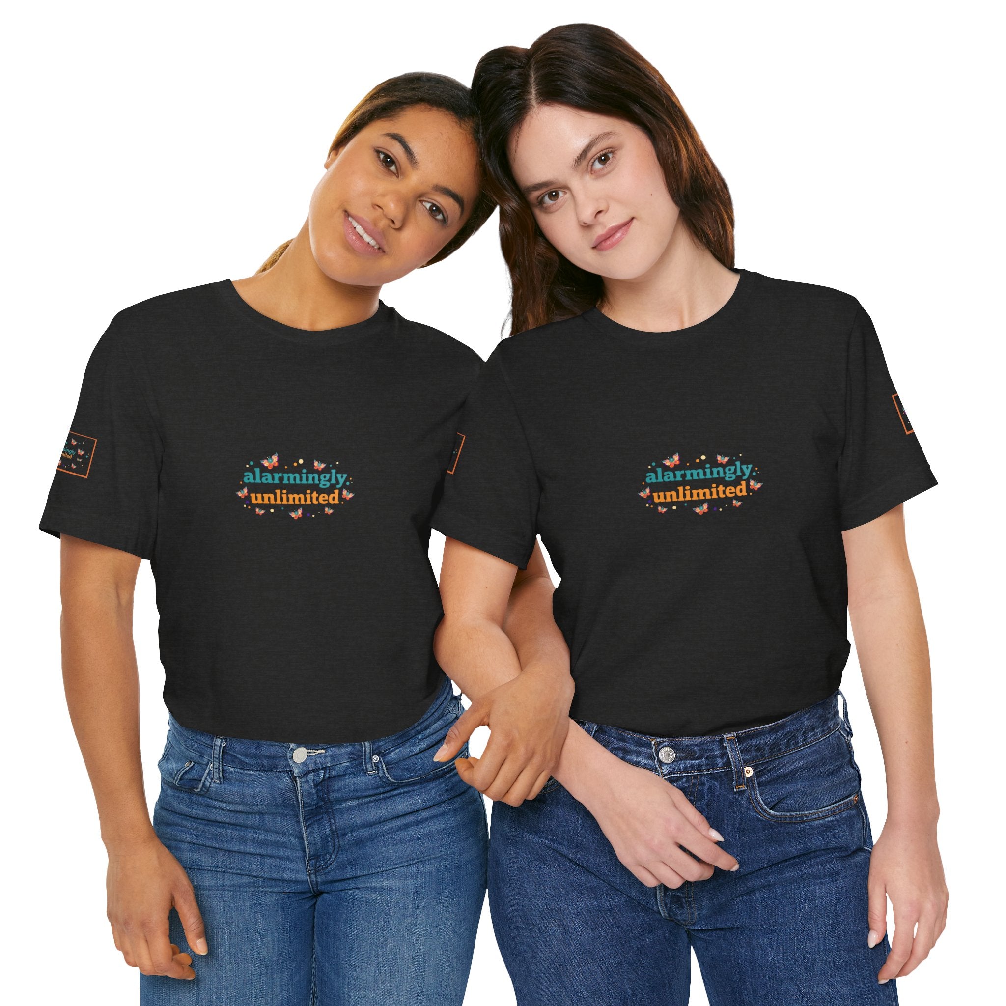 T-shirt Alarmingy Unlimited — Maglietta Grafica con Farfalla e Bruco Stravaganti