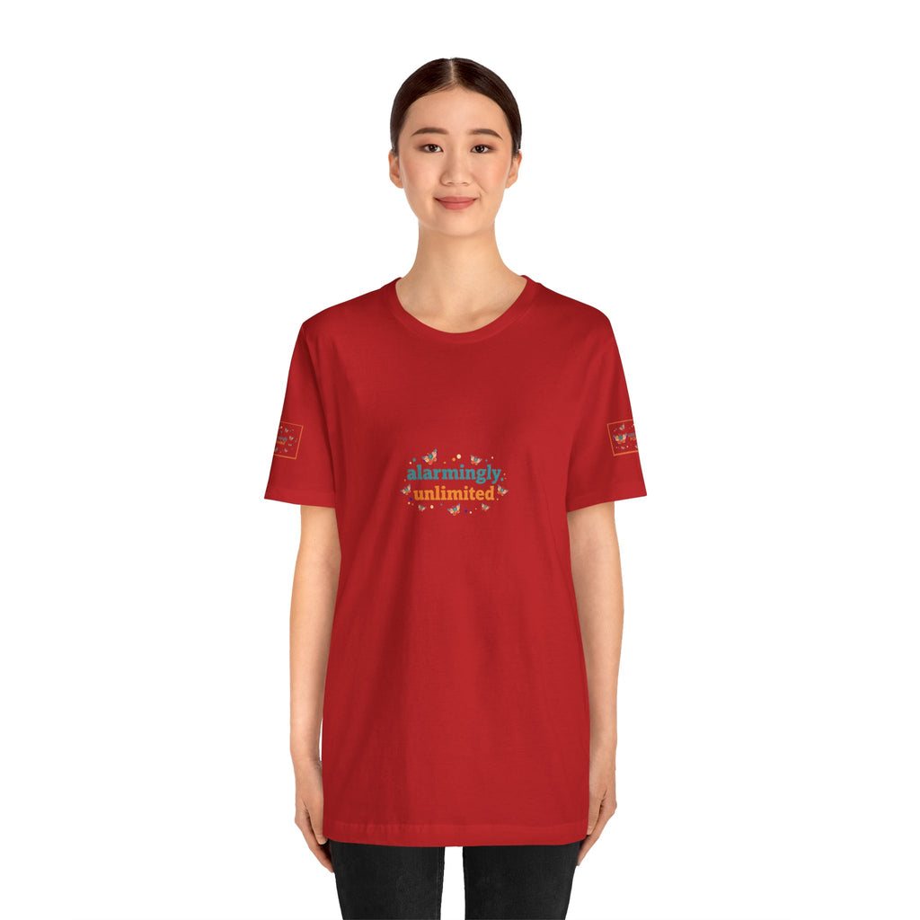 T-shirt Alarmingy Unlimited — Maglietta Grafica con Farfalla e Bruco Stravaganti
