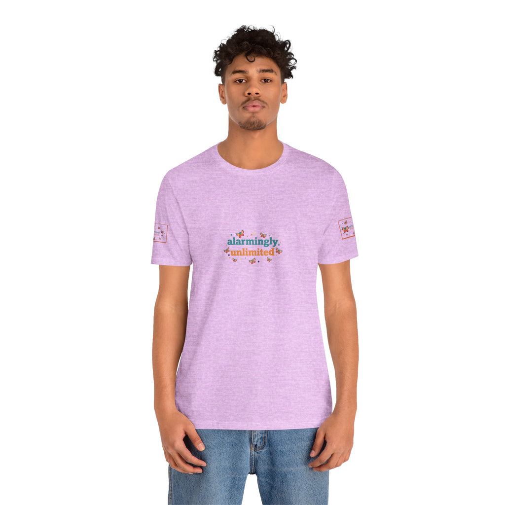 T-shirt Alarmingy Unlimited — Maglietta Grafica con Farfalla e Bruco Stravaganti