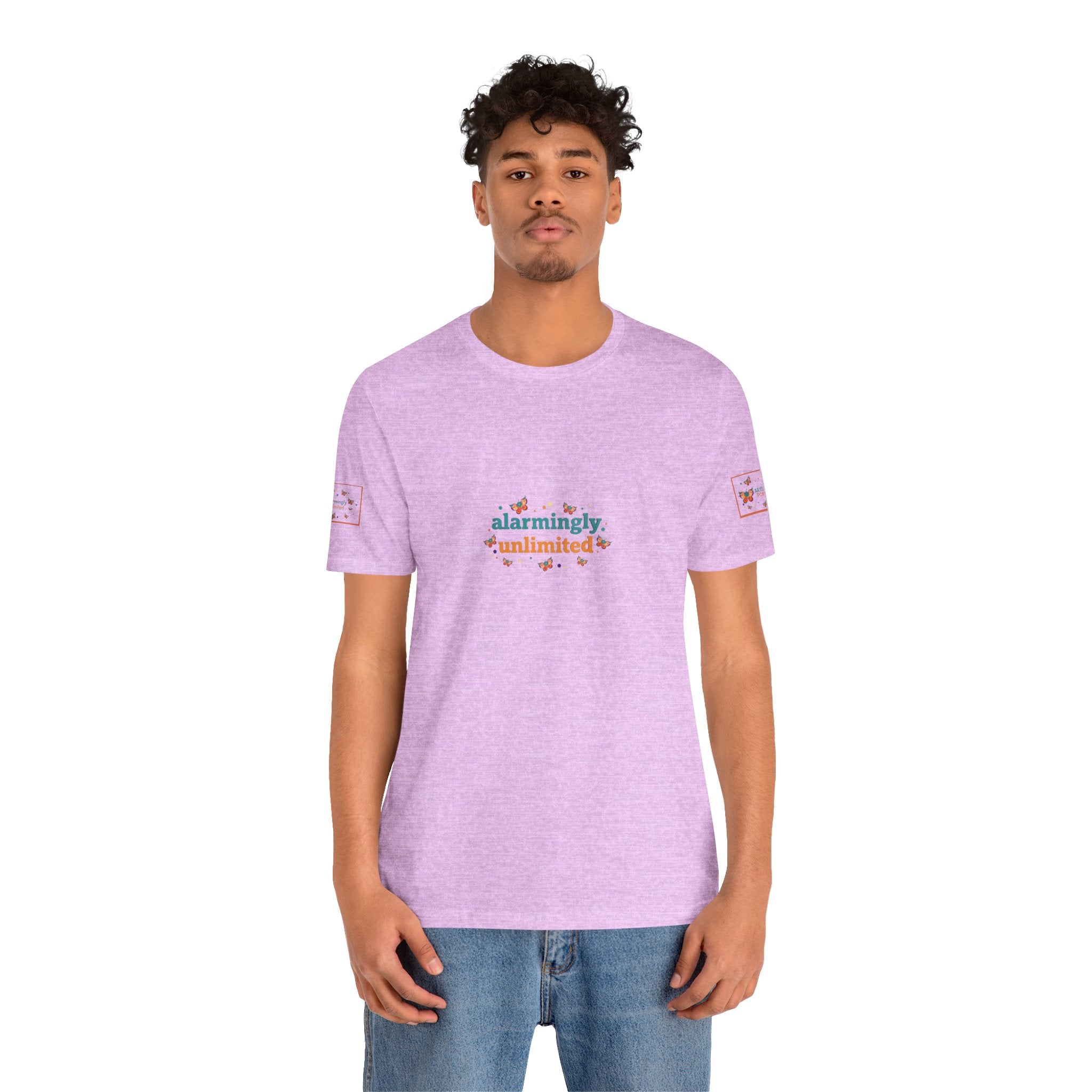 T-shirt Alarmingy Unlimited — Maglietta Grafica con Farfalla e Bruco Stravaganti