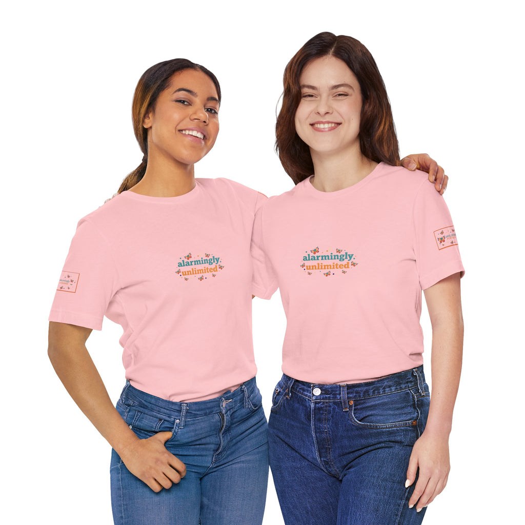 T-shirt Alarmingy Unlimited — Maglietta Grafica con Farfalla e Bruco Stravaganti