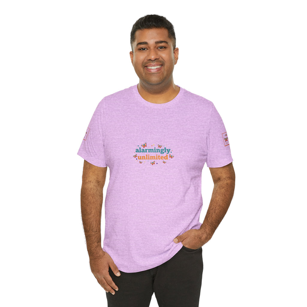 T-shirt Alarmingy Unlimited — Maglietta Grafica con Farfalla e Bruco Stravaganti