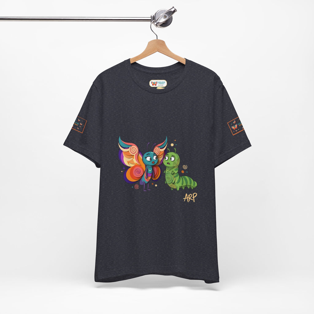 Allarmante T-Shirt Unlimited Tee Flip Variant — Maglietta Grafica Stravagante Farfalla e Bruco
