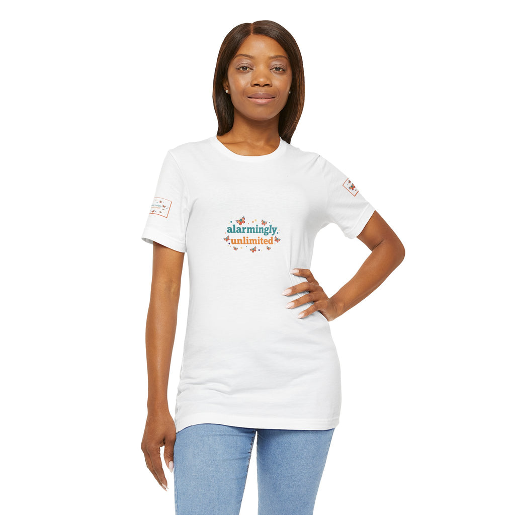 T-shirt Alarmingy Unlimited — Maglietta Grafica con Farfalla e Bruco Stravaganti