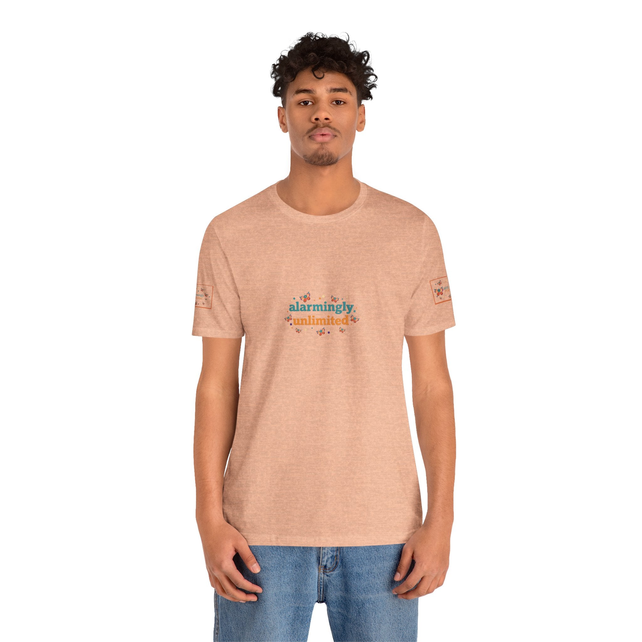 T-shirt Alarmingy Unlimited — Maglietta Grafica con Farfalla e Bruco Stravaganti