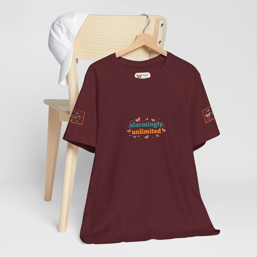 T-shirt Alarmingy Unlimited — Maglietta Grafica con Farfalla e Bruco Stravaganti