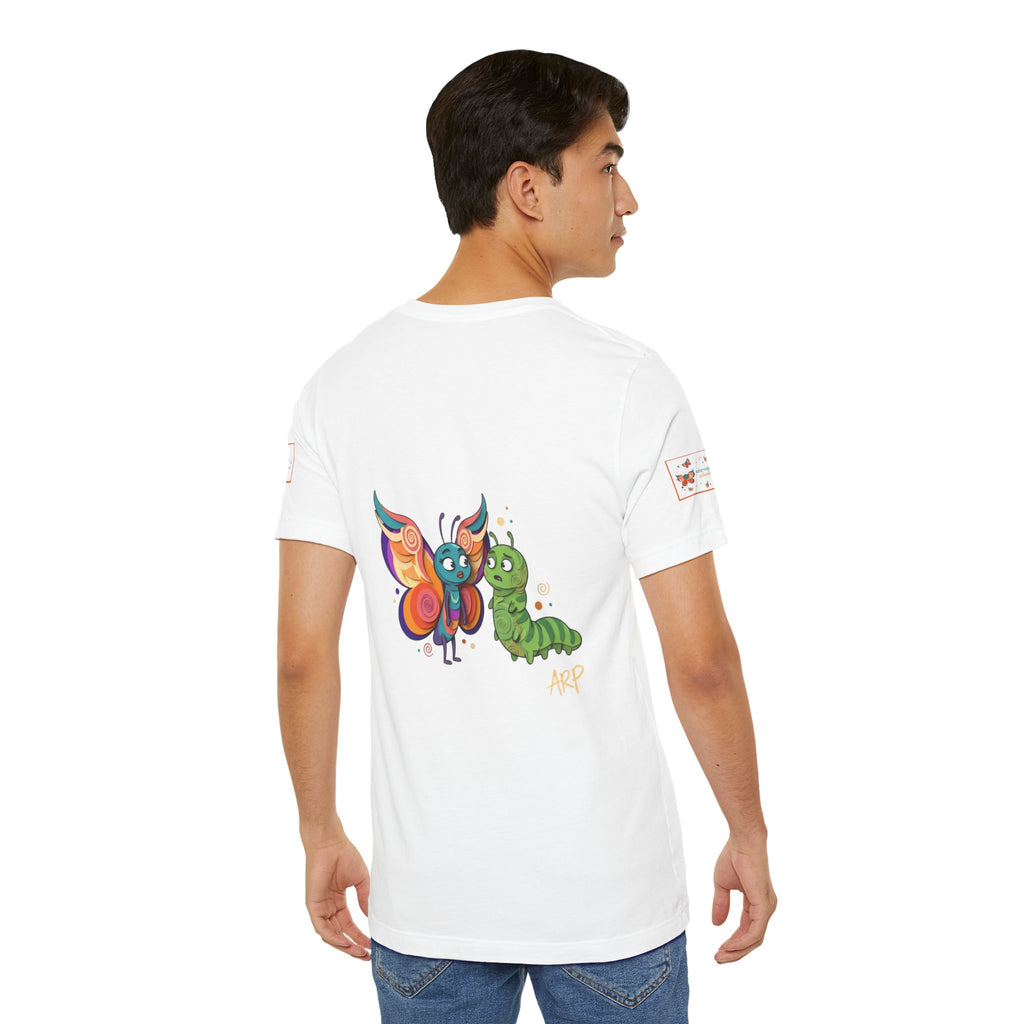 T-shirt Alarmingy Unlimited — Maglietta Grafica con Farfalla e Bruco Stravaganti