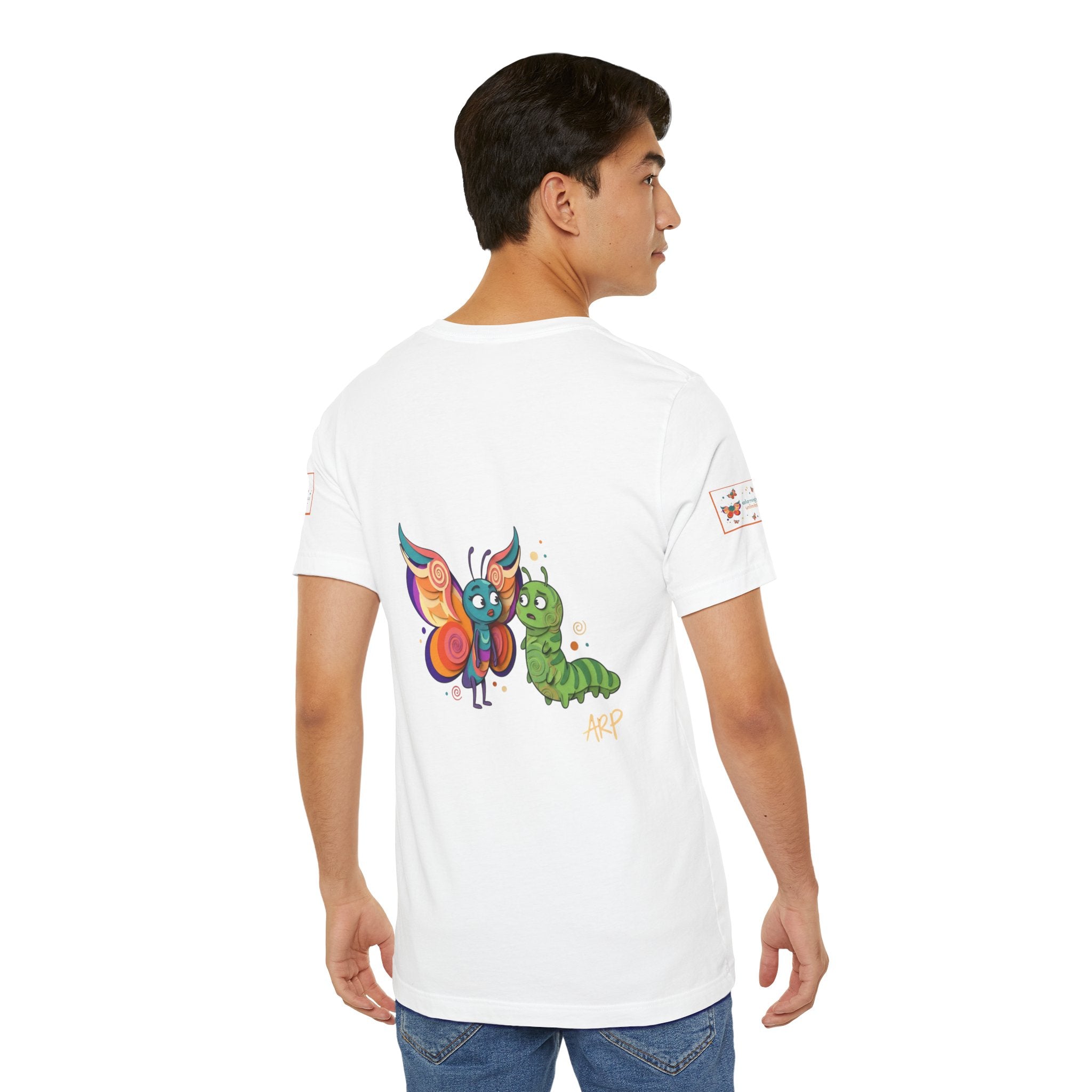 T-shirt Alarmingy Unlimited — Maglietta Grafica con Farfalla e Bruco Stravaganti