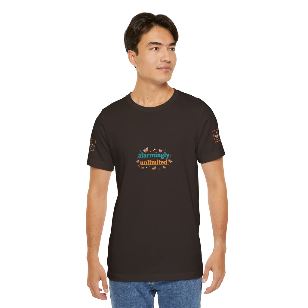 T-shirt Alarmingy Unlimited — Maglietta Grafica con Farfalla e Bruco Stravaganti