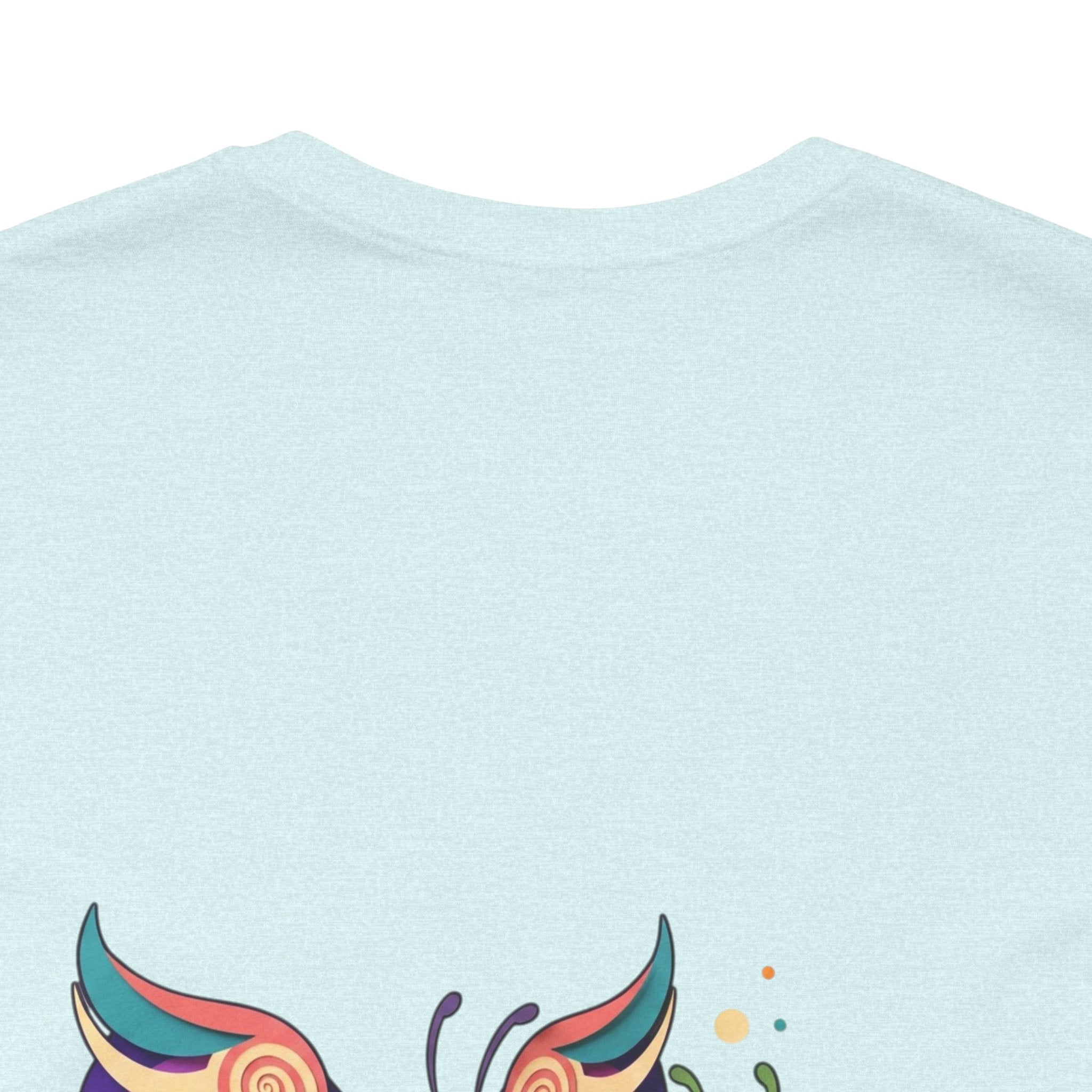 T-shirt Alarmingy Unlimited — Maglietta Grafica con Farfalla e Bruco Stravaganti