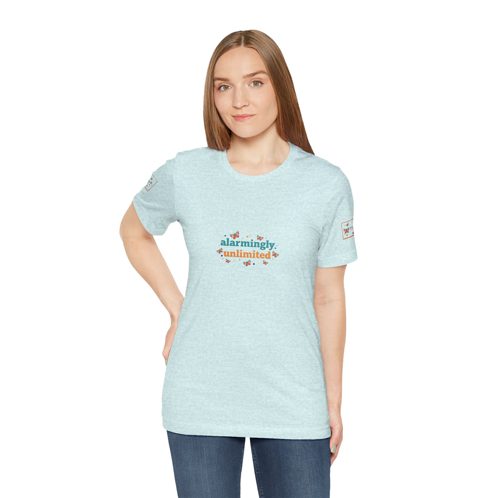 T-shirt Alarmingy Unlimited — Maglietta Grafica con Farfalla e Bruco Stravaganti