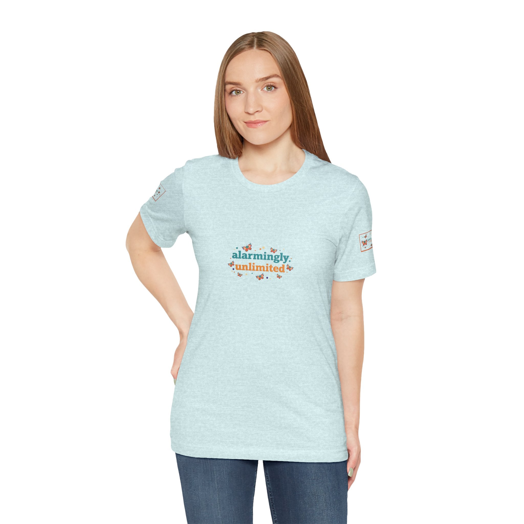 T-shirt Alarmingy Unlimited — Maglietta Grafica con Farfalla e Bruco Stravaganti