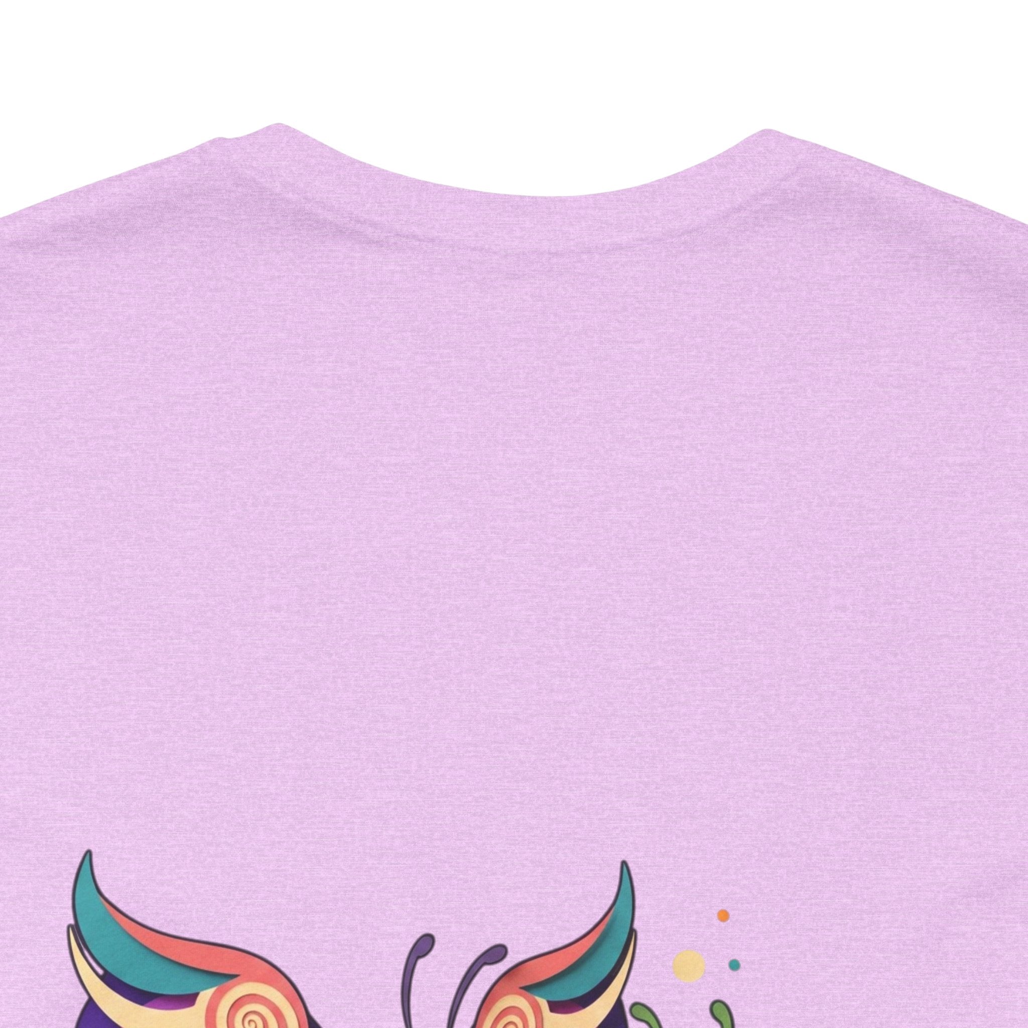T-shirt Alarmingy Unlimited — Maglietta Grafica con Farfalla e Bruco Stravaganti