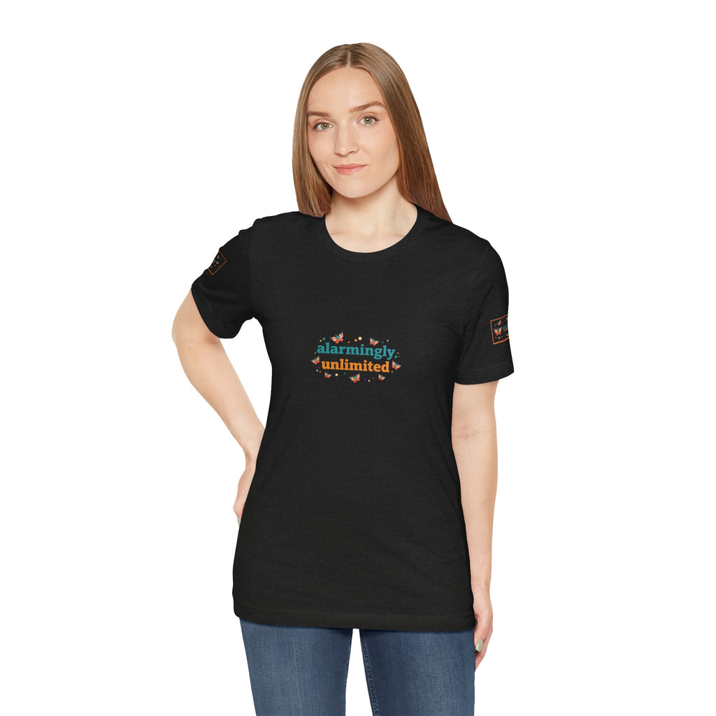 T-shirt Alarmingy Unlimited — Maglietta Grafica con Farfalla e Bruco Stravaganti