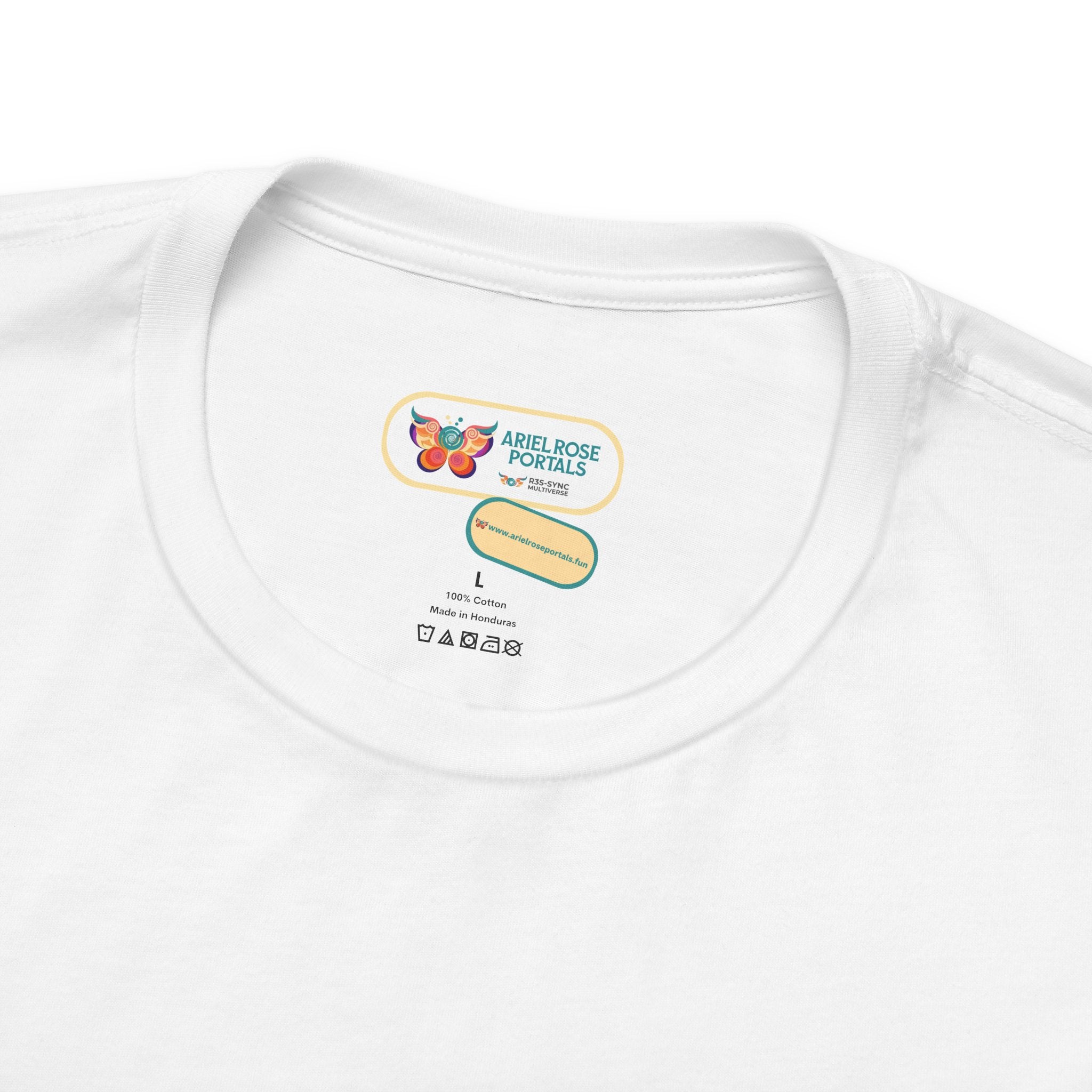T-shirt Alarmingy Unlimited — Maglietta Grafica con Farfalla e Bruco Stravaganti