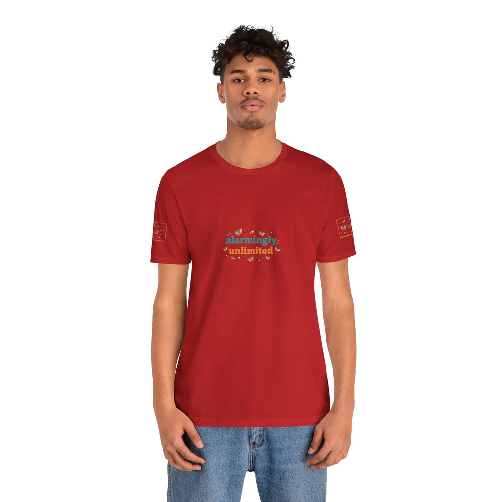 T-shirt Alarmingy Unlimited — Maglietta Grafica con Farfalla e Bruco Stravaganti