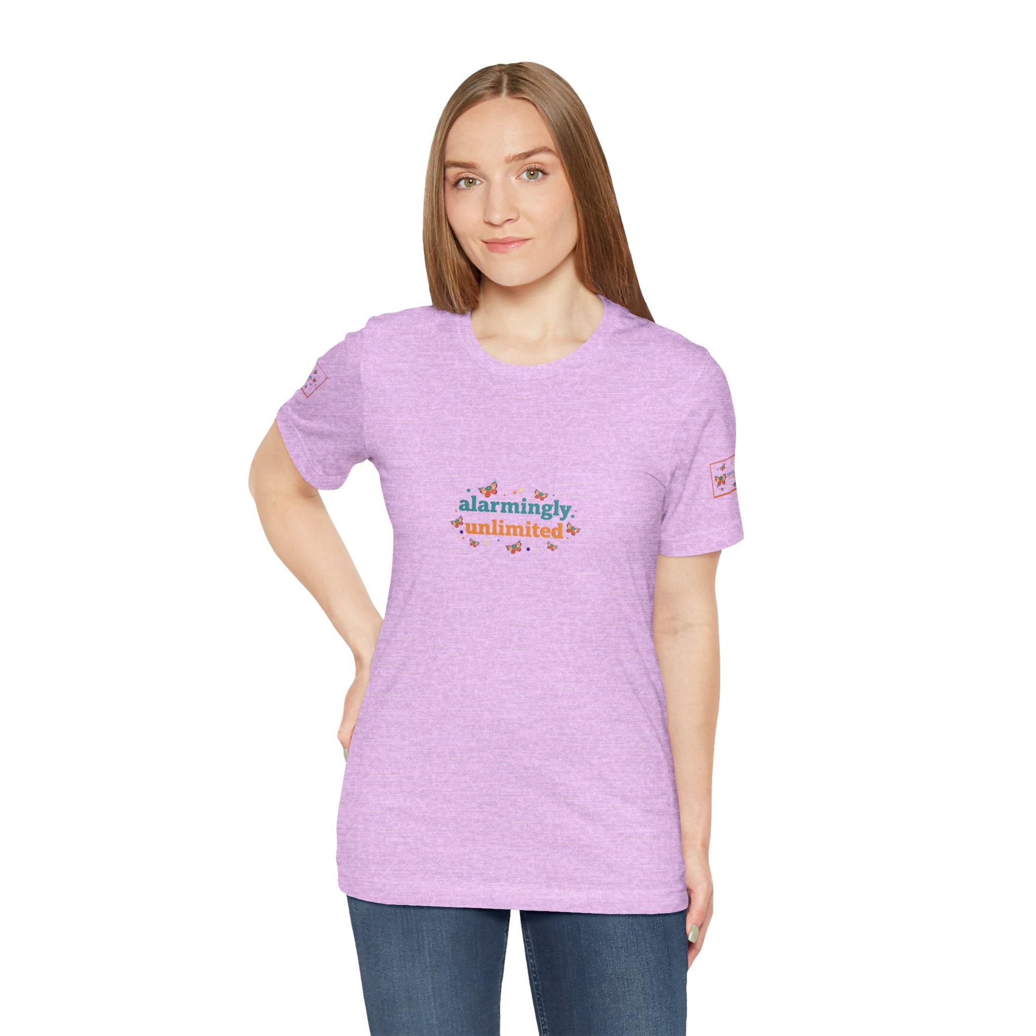 T-shirt Alarmingy Unlimited — Maglietta Grafica con Farfalla e Bruco Stravaganti