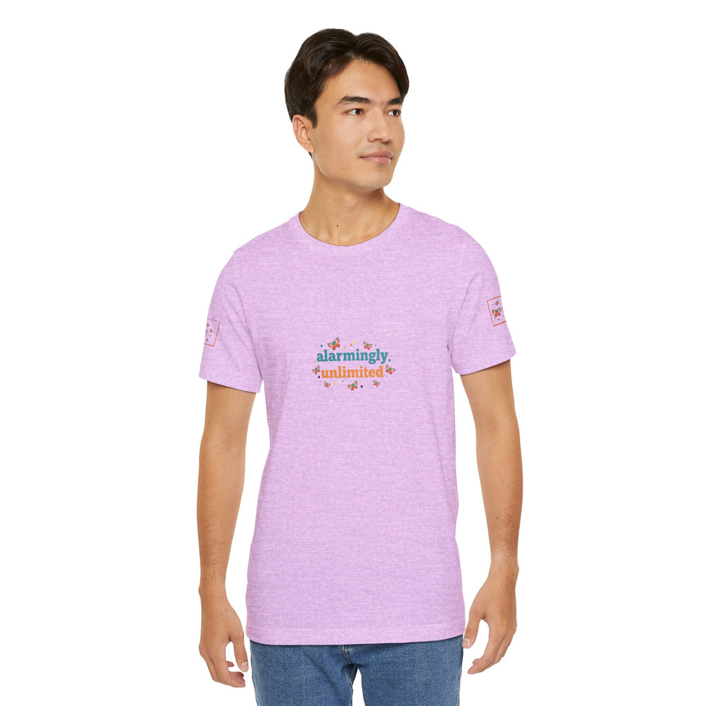 T-shirt Alarmingy Unlimited — Maglietta Grafica con Farfalla e Bruco Stravaganti
