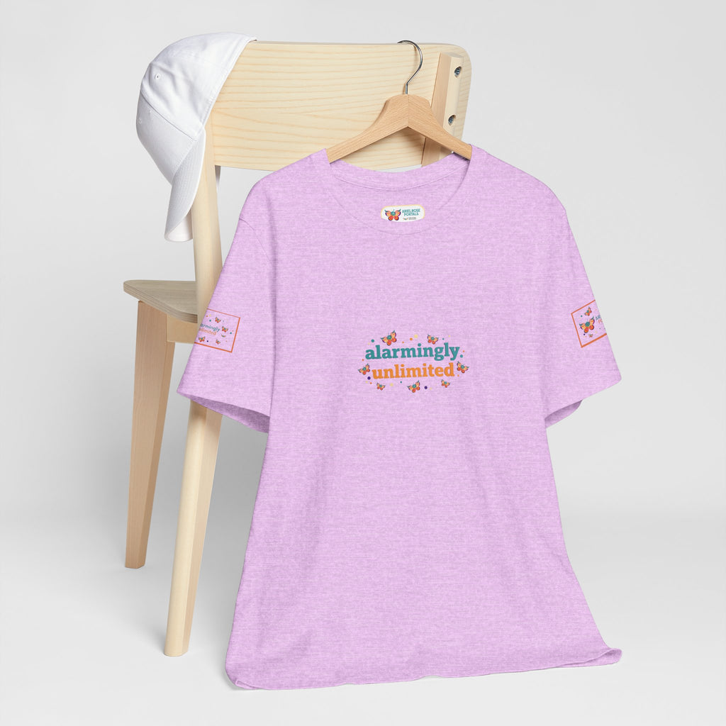 T-shirt Alarmingy Unlimited — Maglietta Grafica con Farfalla e Bruco Stravaganti